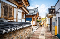 bigstock-Laneway-In-Gyeongju-With-Old-K-334471300_경주고옥.jpg